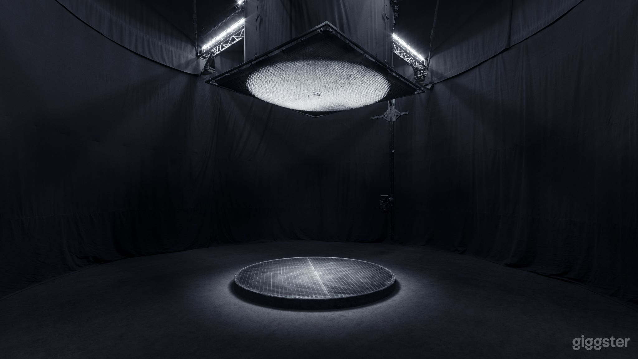 Studio-RGB White Cyc-360 Black Void Room-Temecula Photo 4