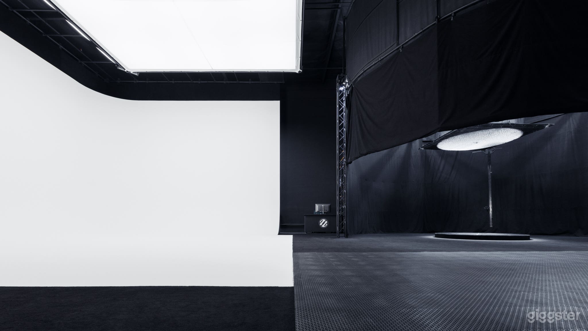 Studio-RGB White Cyc-360 Black Void Room-Temecula Photo 2