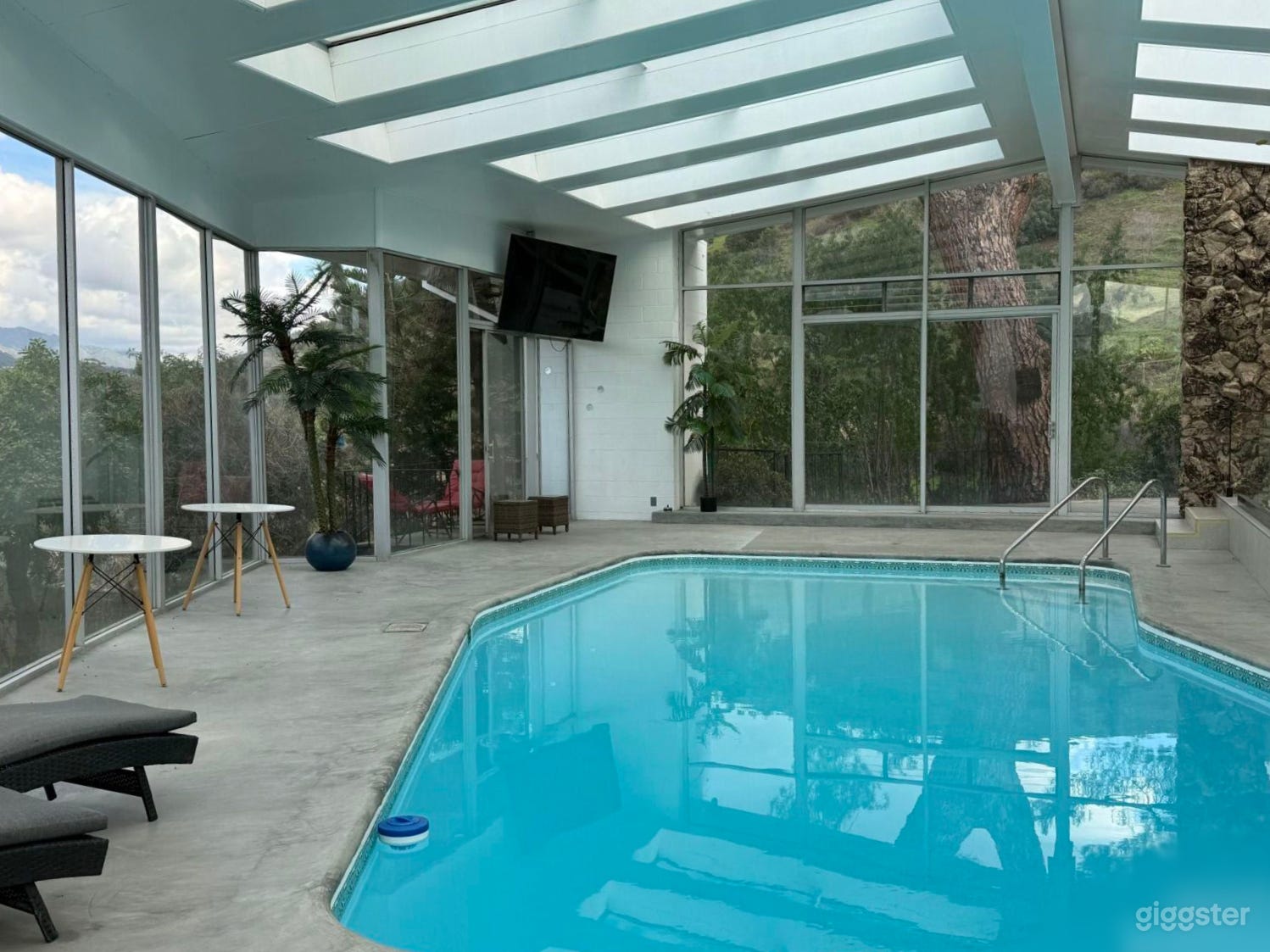 Glass-Enclosed Mountain Retreat Photo 3