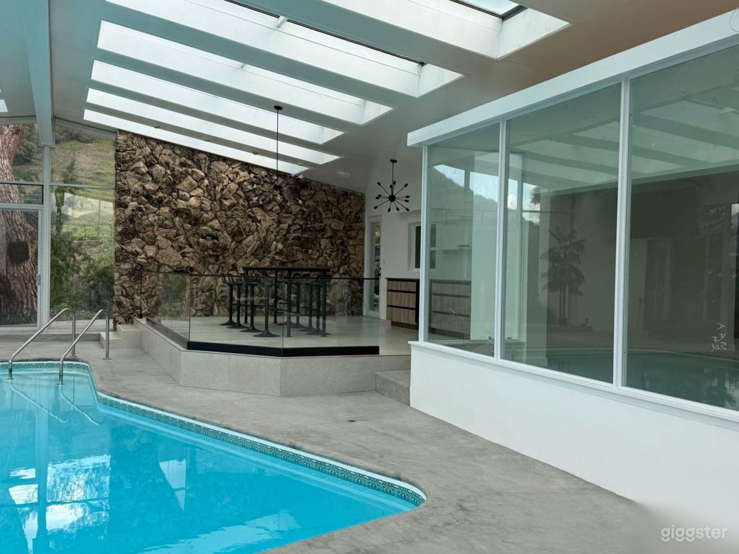 Glass-Enclosed Mountain Retreat Photo 4