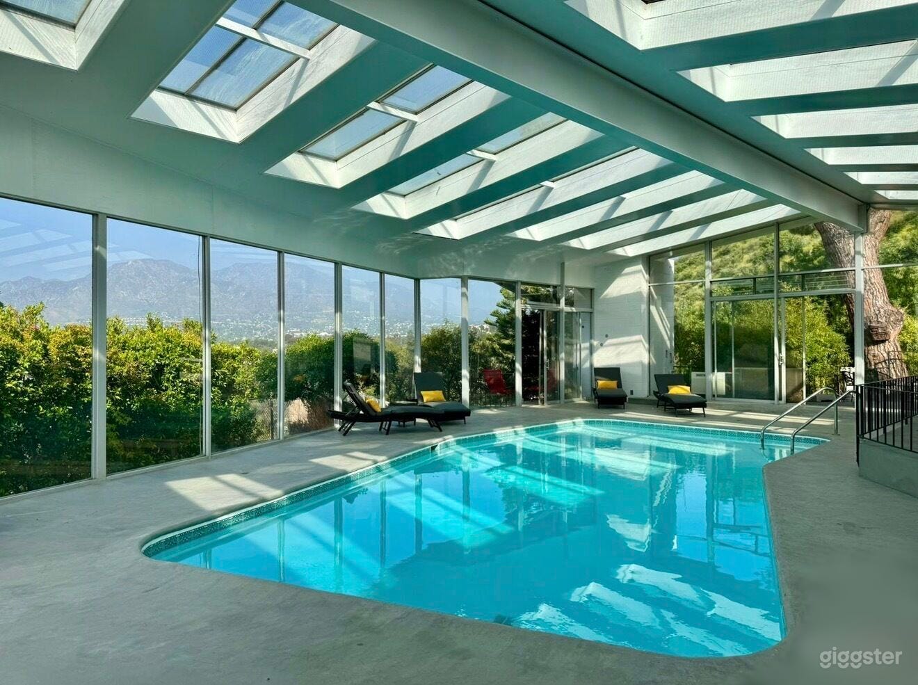 Glass-Enclosed Mountain Retreat Photo 1