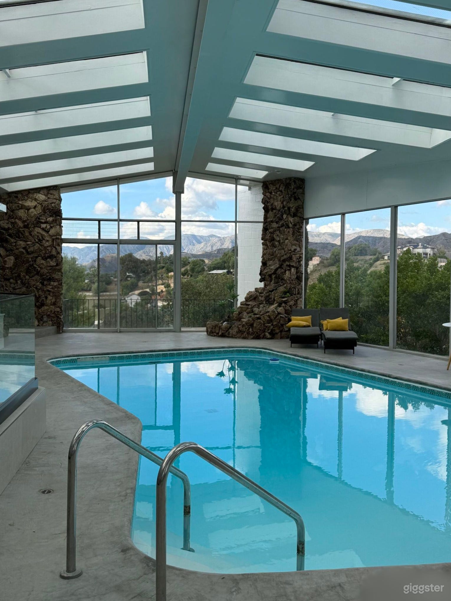 Glass-Enclosed Mountain Retreat Photo 2