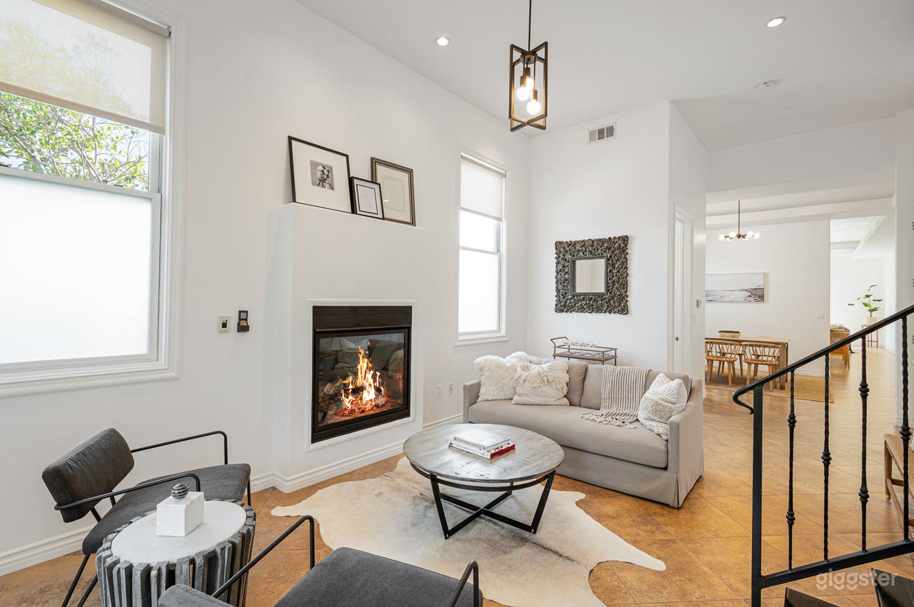 715: Contemporary Duplex w/ Fireplace &amp; Custom Detailing Photo 2