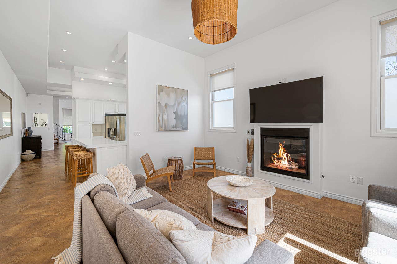 715: Contemporary Duplex w/ Fireplace &amp; Custom Detailing Photo 3