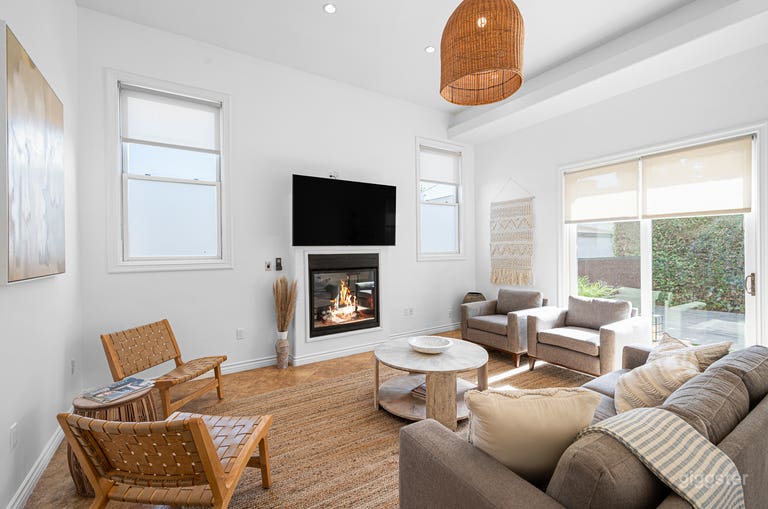  715 : Duplex contemporain avec cheminée & détails personnalisés 