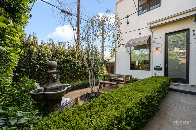  715 : Duplex contemporain avec cheminée & détails personnalisés 