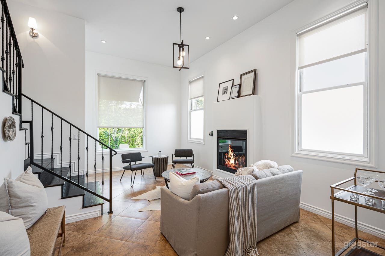 715: Contemporary Duplex w/ Fireplace &amp; Custom Detailing Photo 4