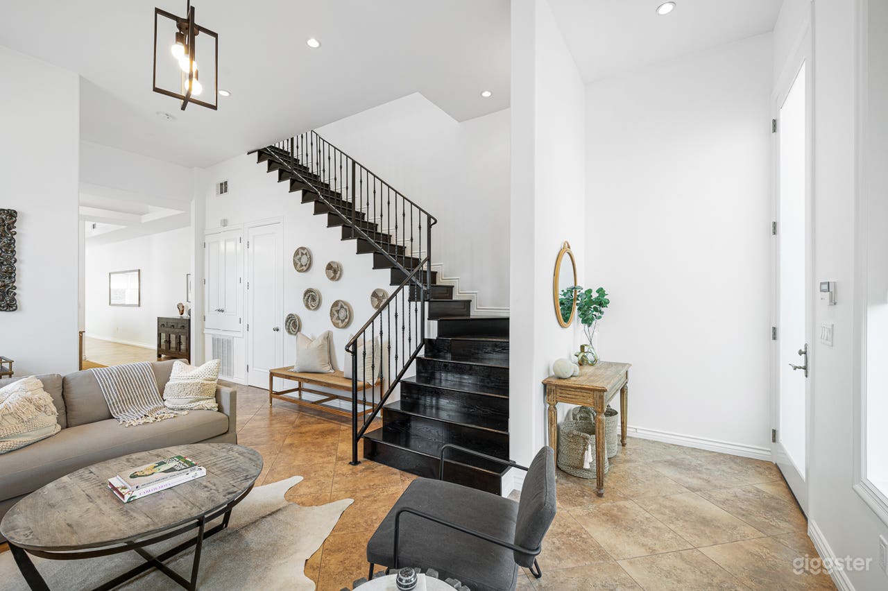 715: Contemporary Duplex w/ Fireplace & Custom Detailing Photo 3