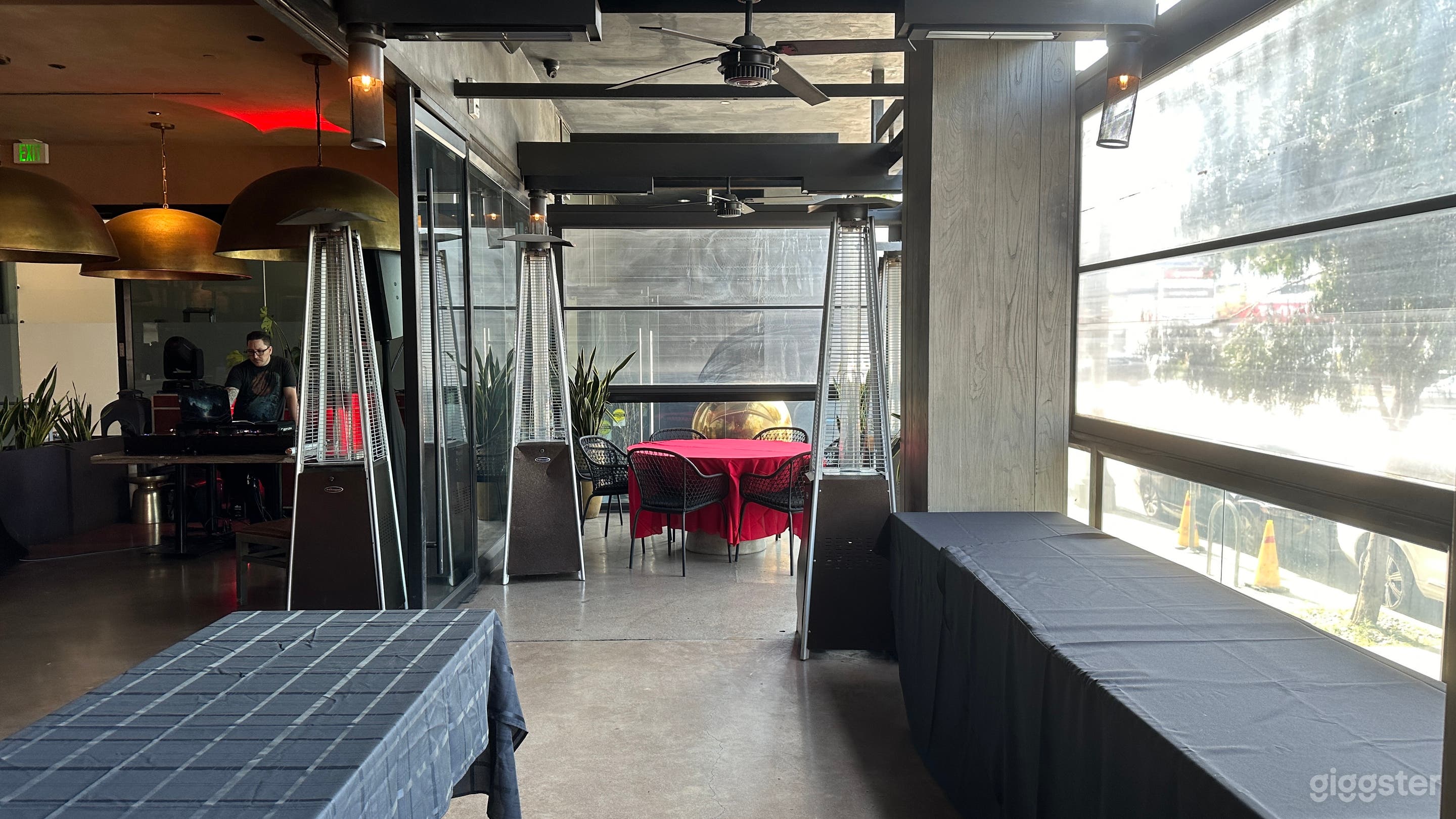 Upscale and Glamorous Loungey Open-Air Patio Photo 4