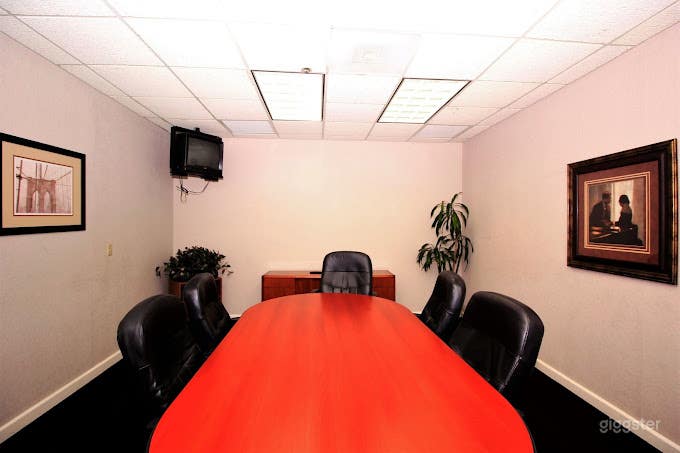 250 SQFT Conference/Meeting Room Photo 2