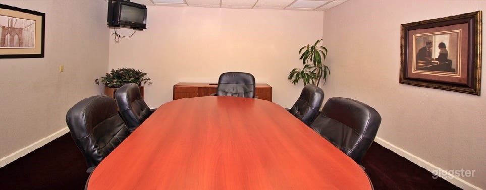 250 SQFT Conference/Meeting Room Photo 3