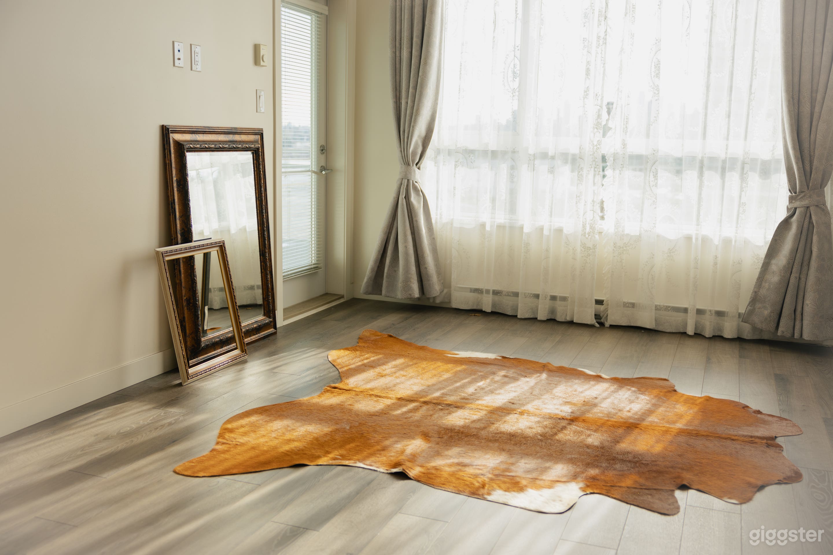 Bright and Beautiful Retro Studio in Burnaby Photo 2