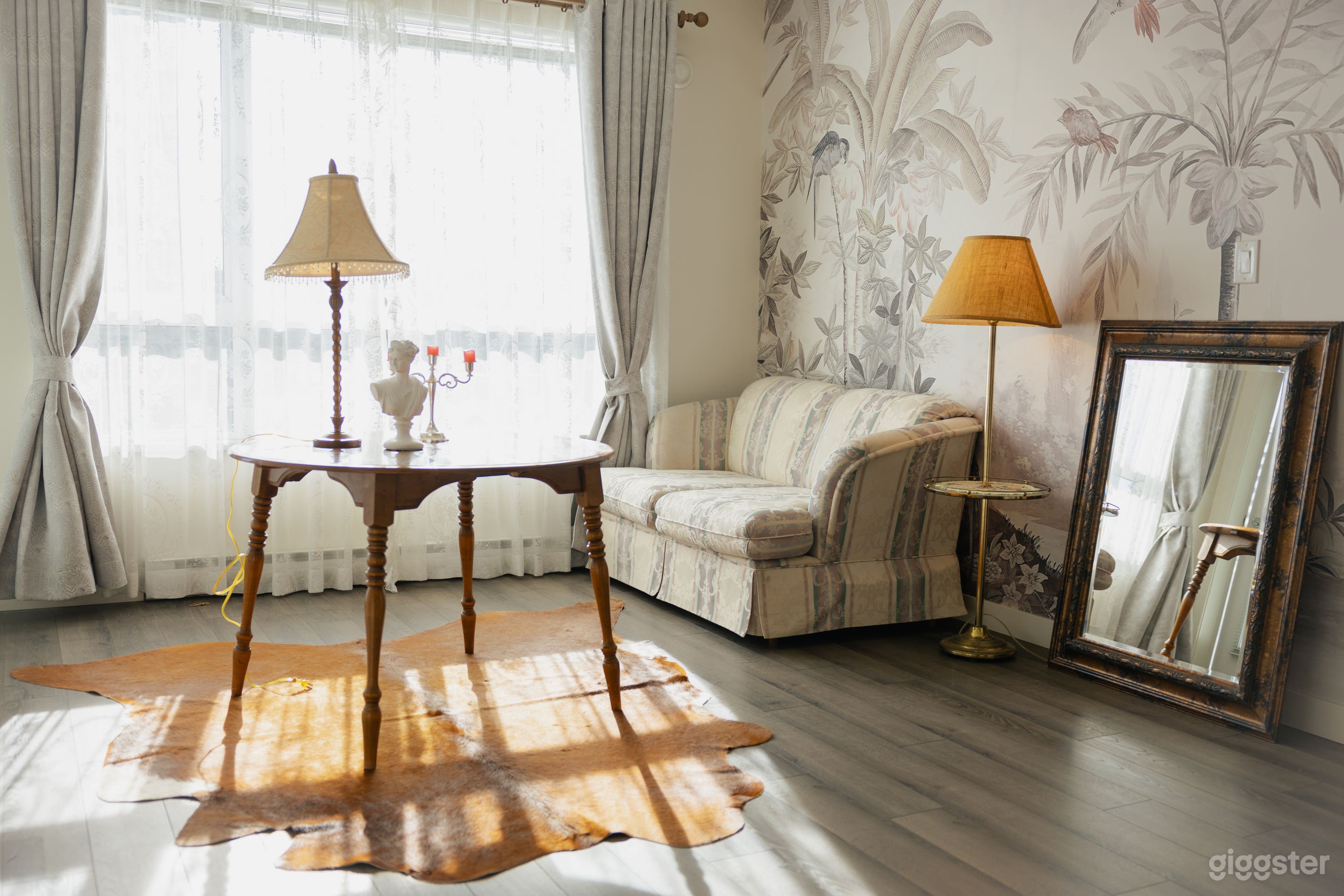 Bright and Beautiful Retro Studio in Burnaby Photo 1