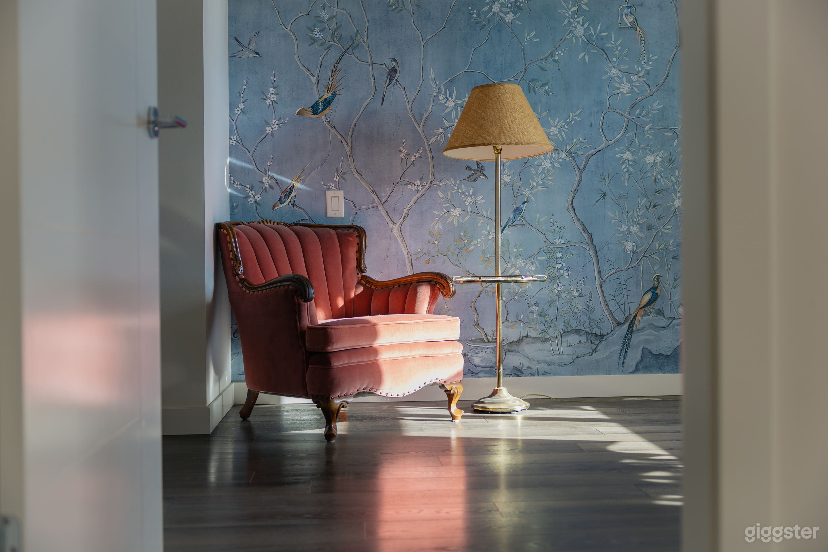 Bright and Beautiful Retro Studio in Burnaby Photo 4