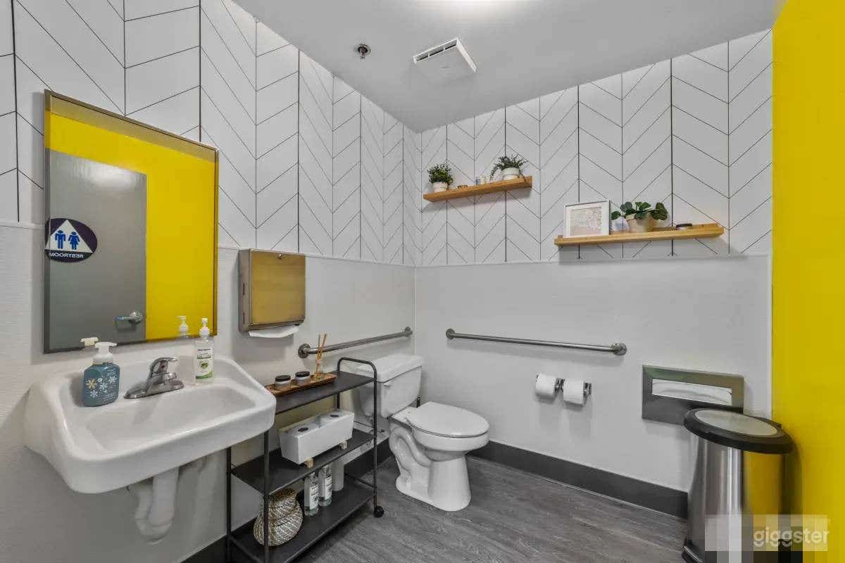 Modern Professional Meeting Room with WiFi Photo 4