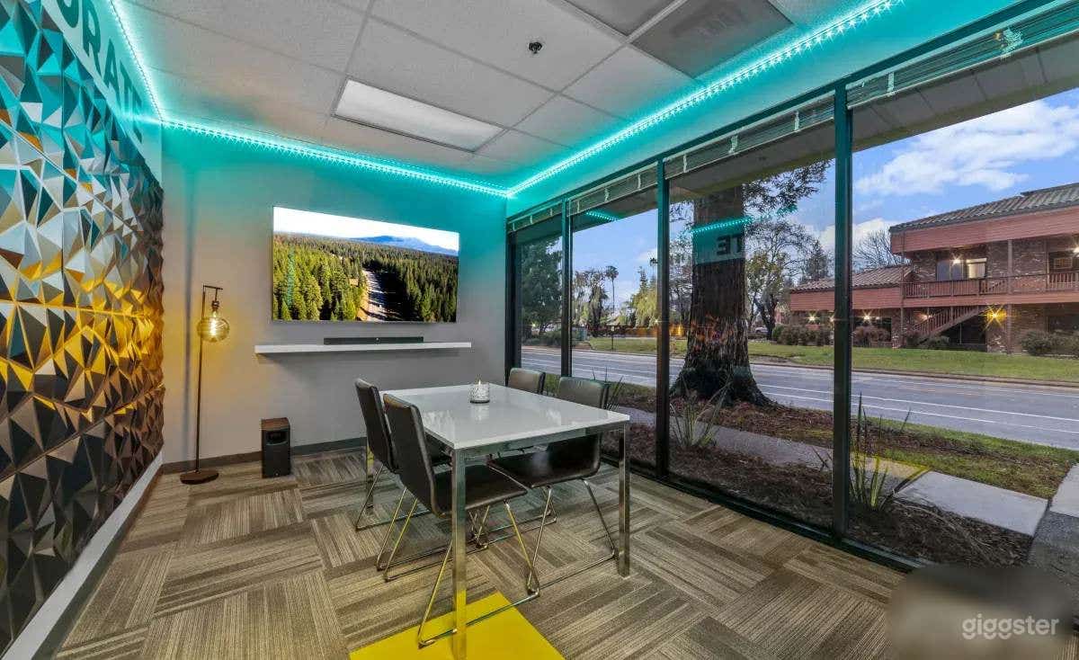 Modern Professional Meeting Room with WiFi Photo 3