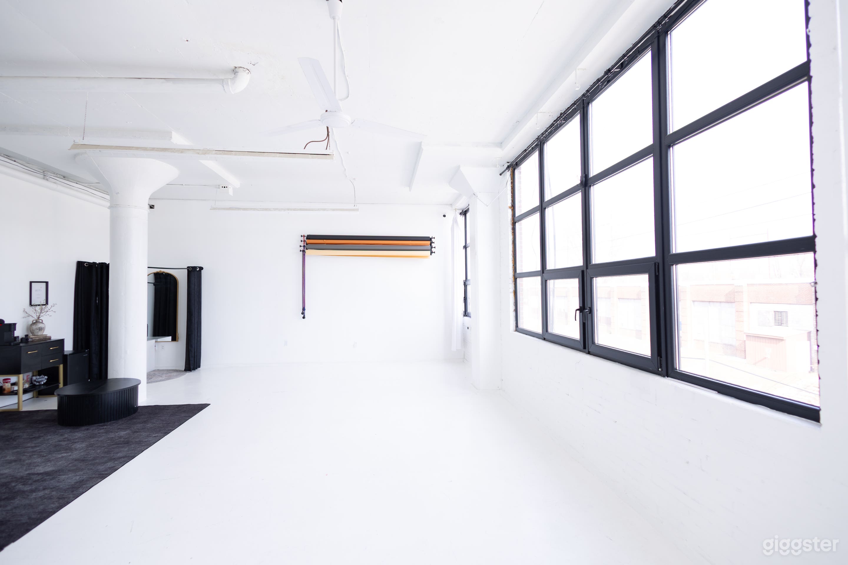 Bright All-White Studio With High Ceilings & Highway View Photo 1
