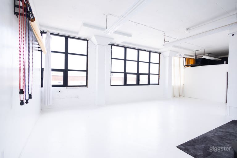  Bright All-White Studio With High Ceilings & Highway View 