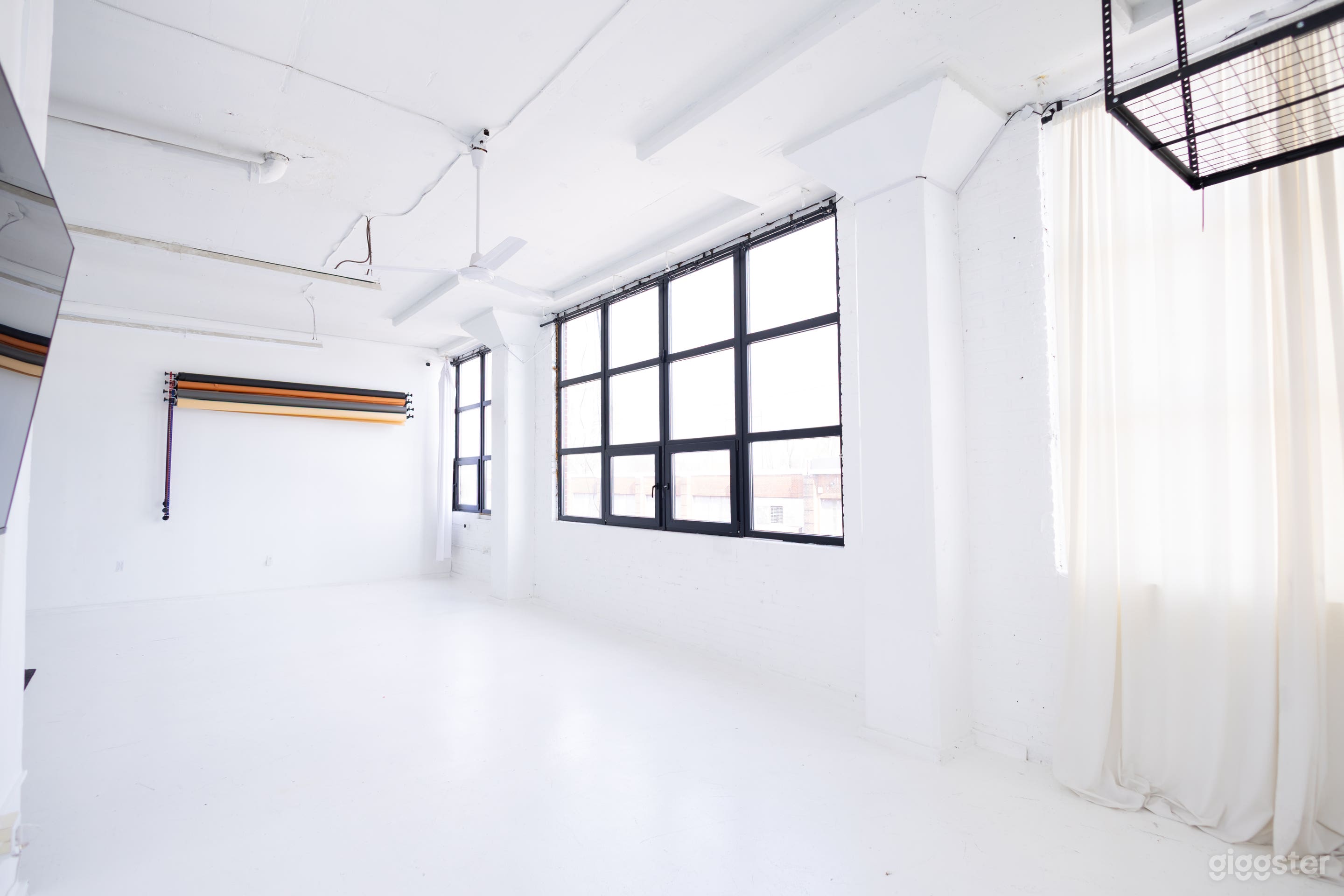 Bright All-White Studio With High Ceilings & Highway View Photo 2