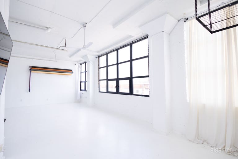  Bright All-White Studio With High Ceilings & Highway View 