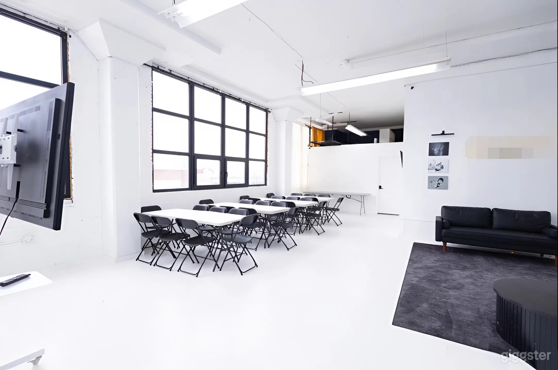 Bright All-White Studio With High Ceilings & Highway View Photo 4