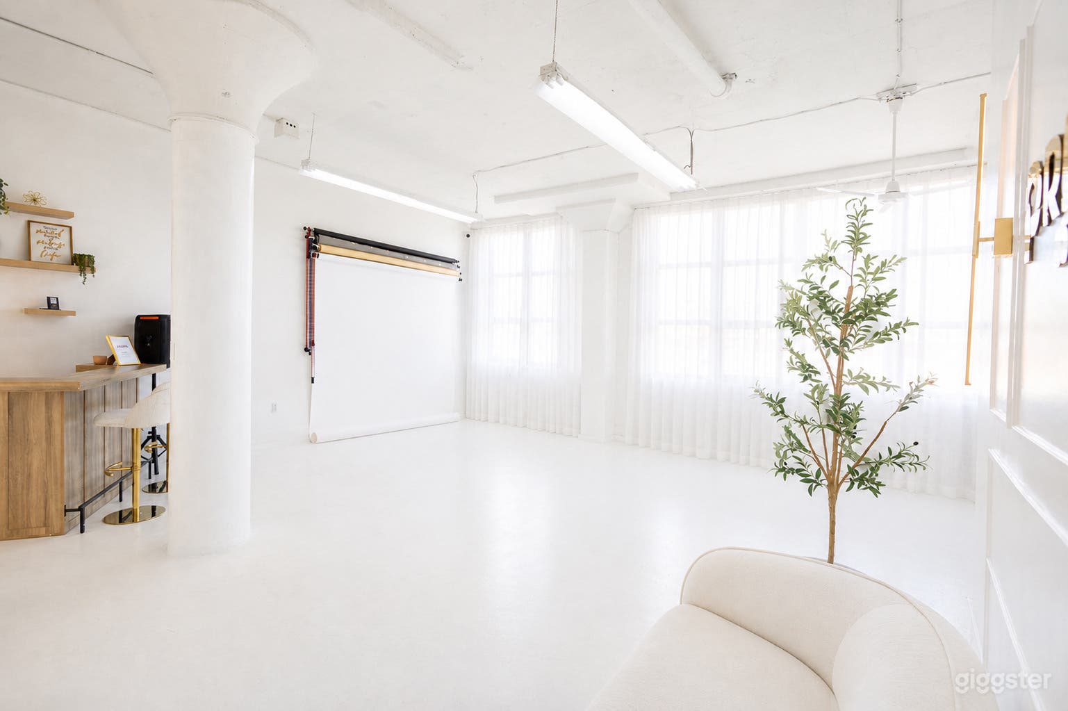 Bright All-White Studio With High Ceilings & Highway View Photo 2