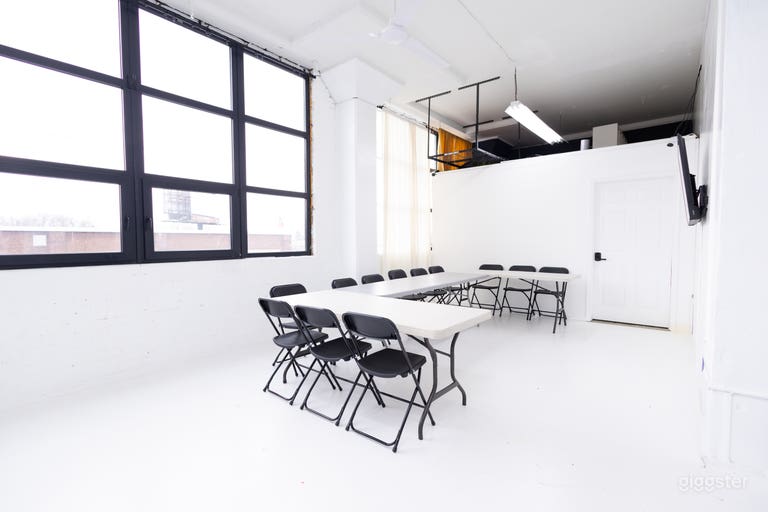  Bright All-White Studio With High Ceilings & Highway View 