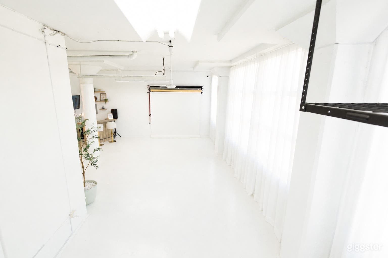 Bright All-White Studio With High Ceilings & Highway View Photo 3