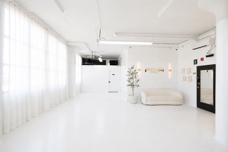  Bright All-White Studio With High Ceilings & Highway View 