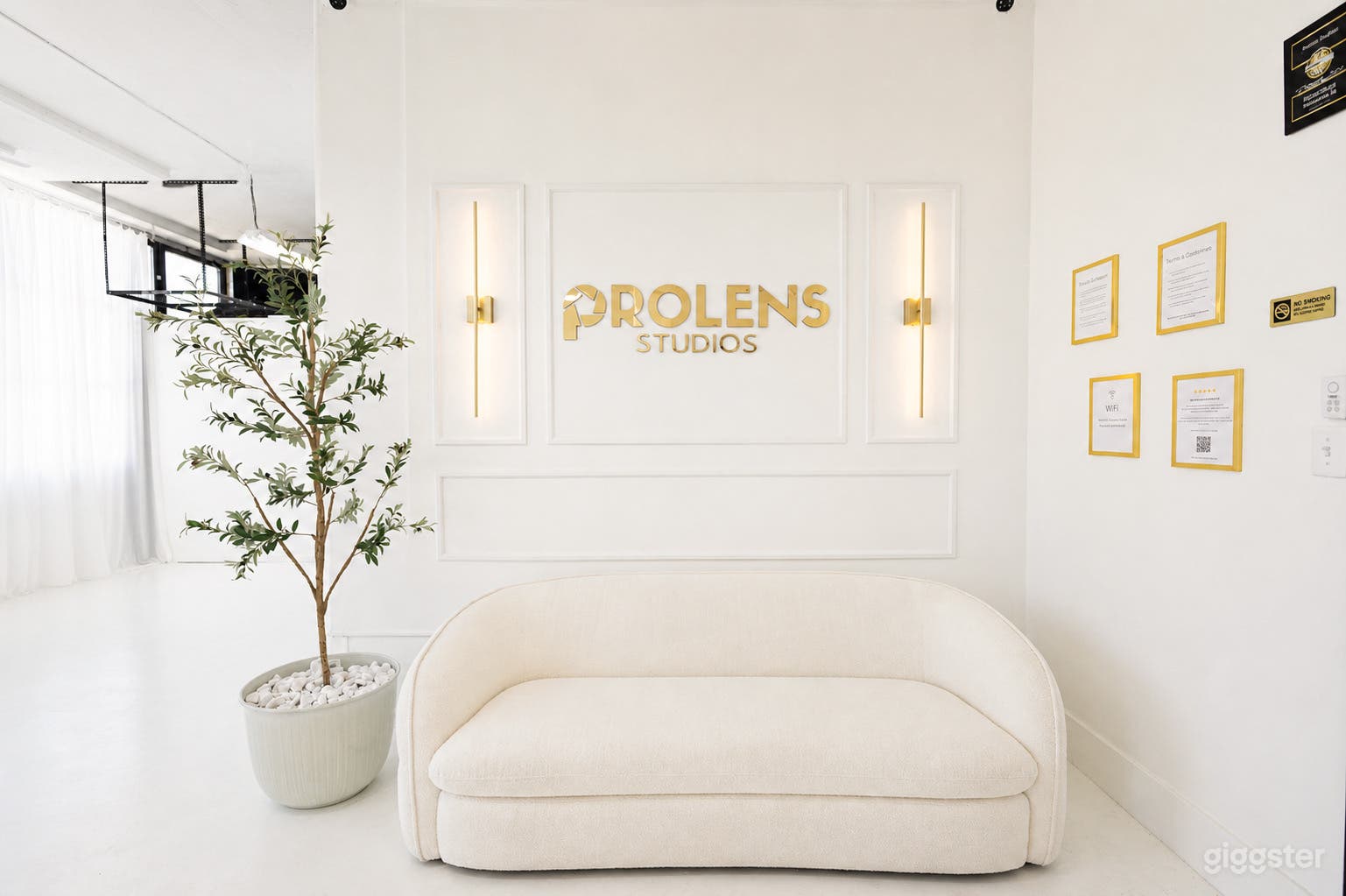 Bright All-White Studio With High Ceilings & Highway View Photo 1
