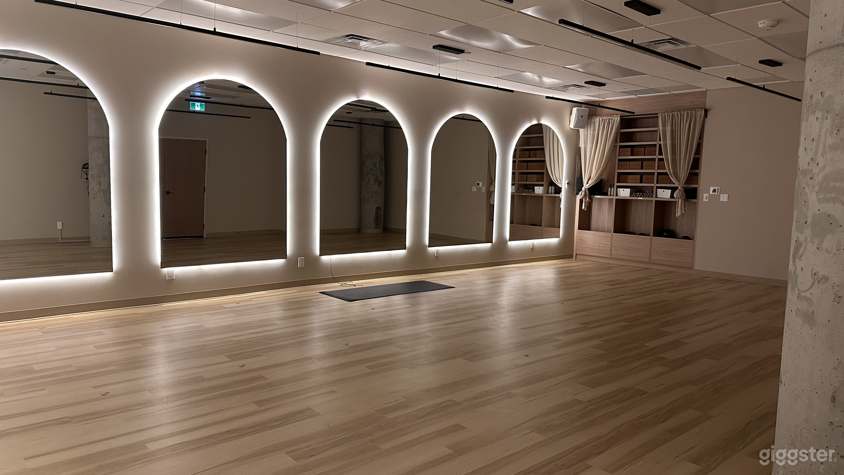 Boutique Modern Studio with Arch Mirror Wall Photo 3