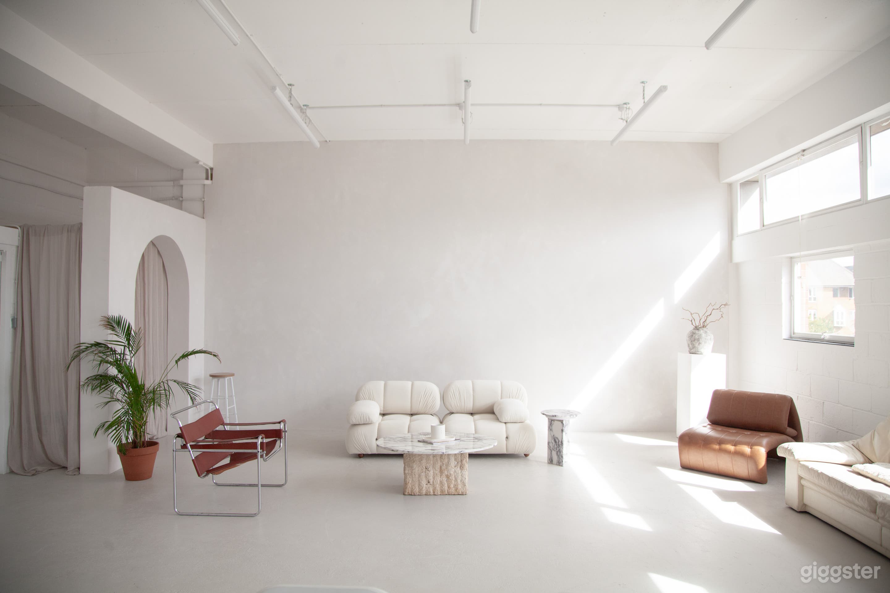 Trendy Aesthetic Film/Photo Studio in Battersea Photo 1