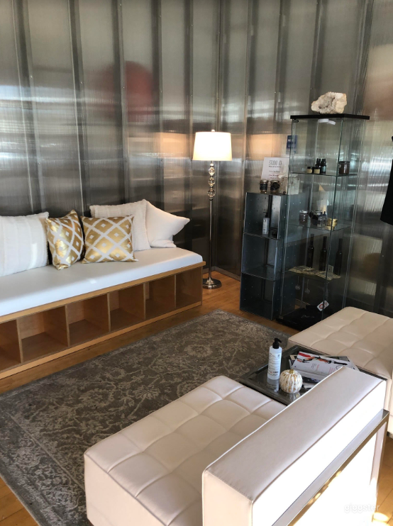 Lovely Lobby Studio for Photoshoots  Photo 1