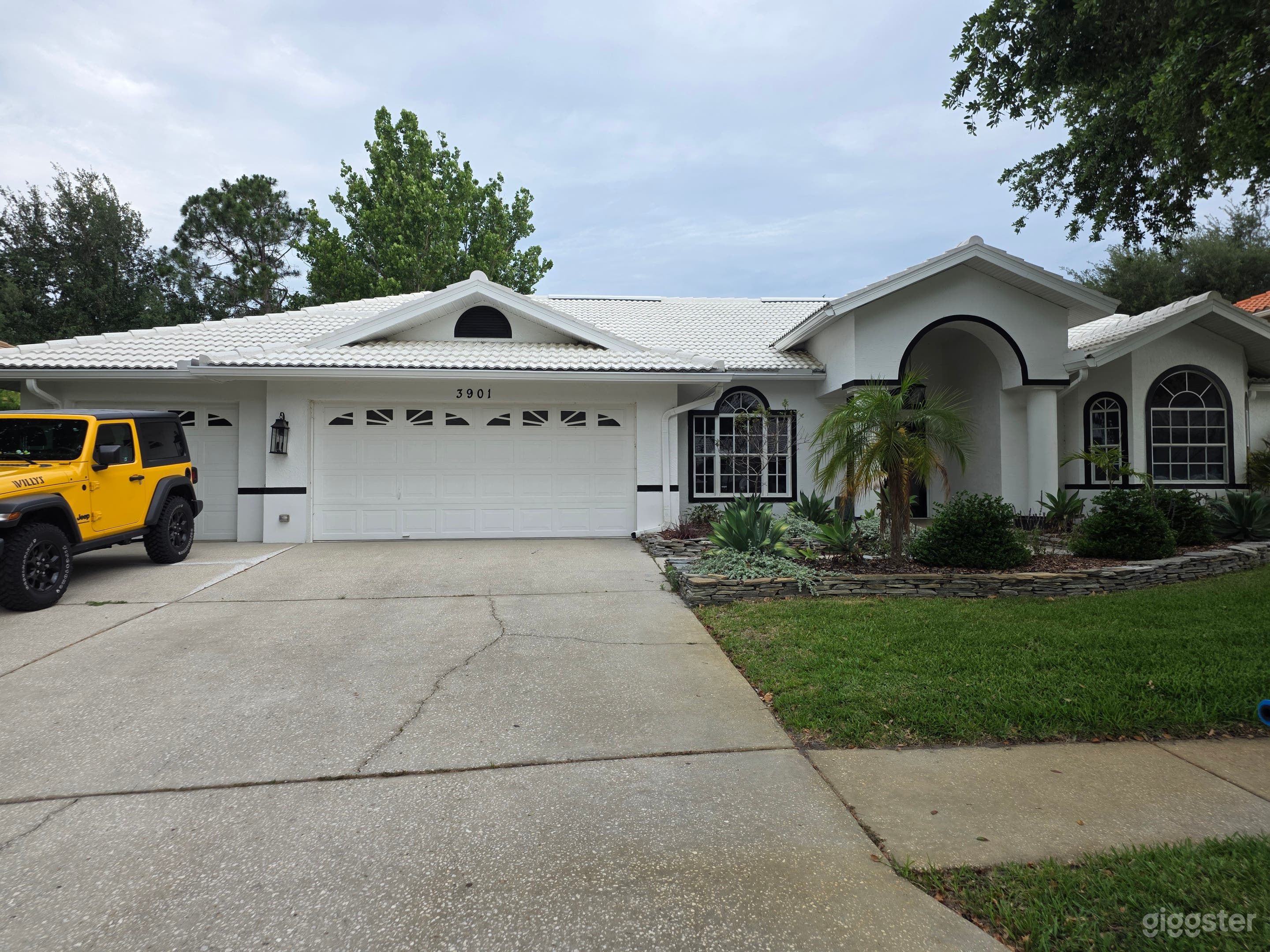 Beautiful house next to several golf courts Photo 1