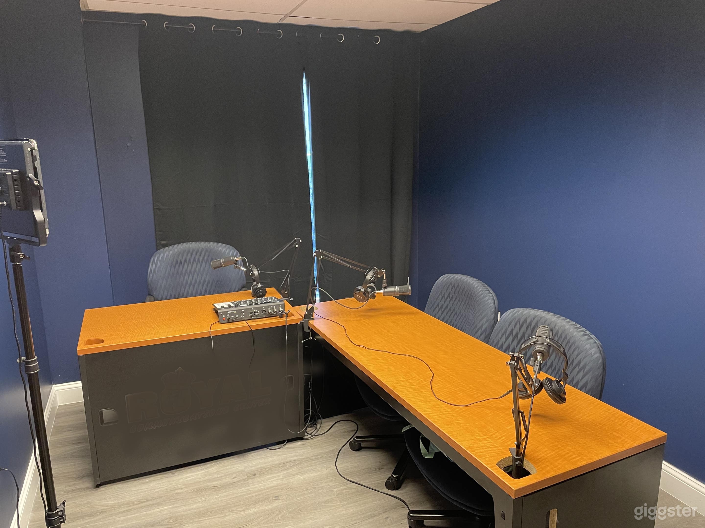 Blue Podcast studio room in Stamford Photo 4