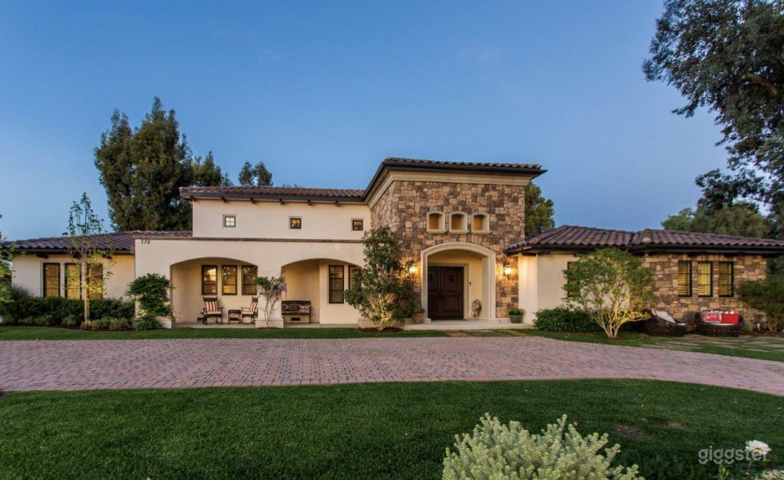 STUNNING estate with a resort oasis!! Photo 4