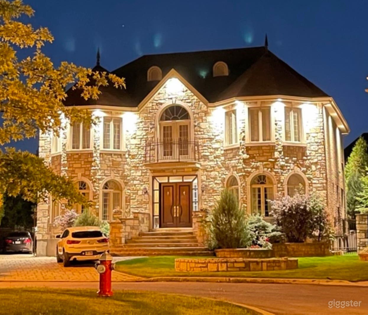 Beautifully decorated with big windows &amp; staircase Photo 1