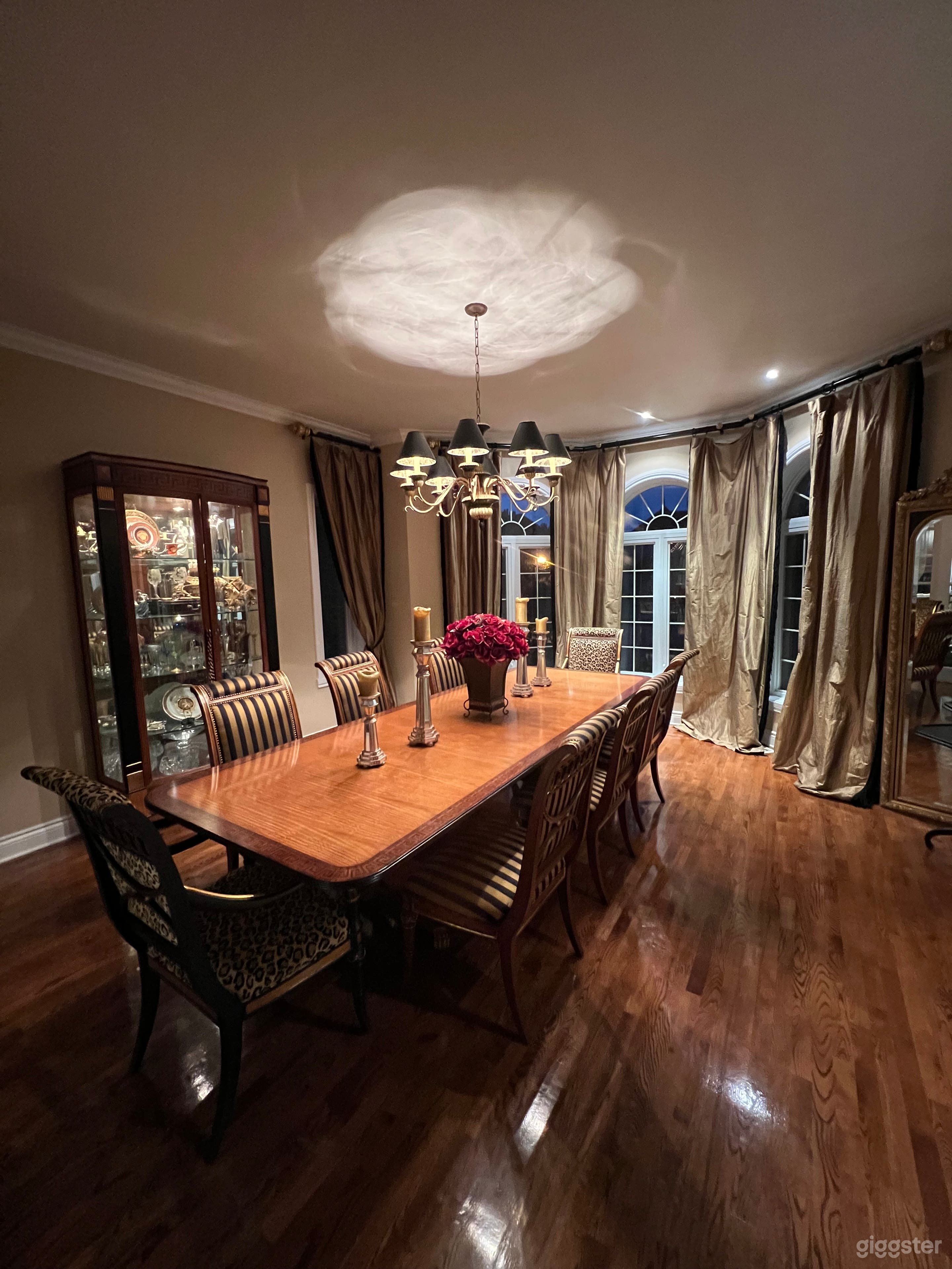 Beautifully decorated with big windows &amp; staircase Photo 4