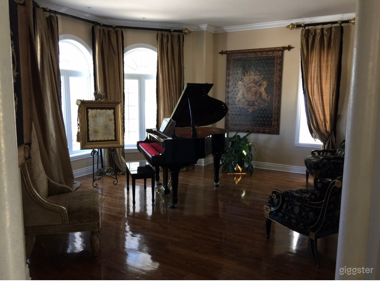 Beautifully decorated with big windows &amp; staircase Photo 3