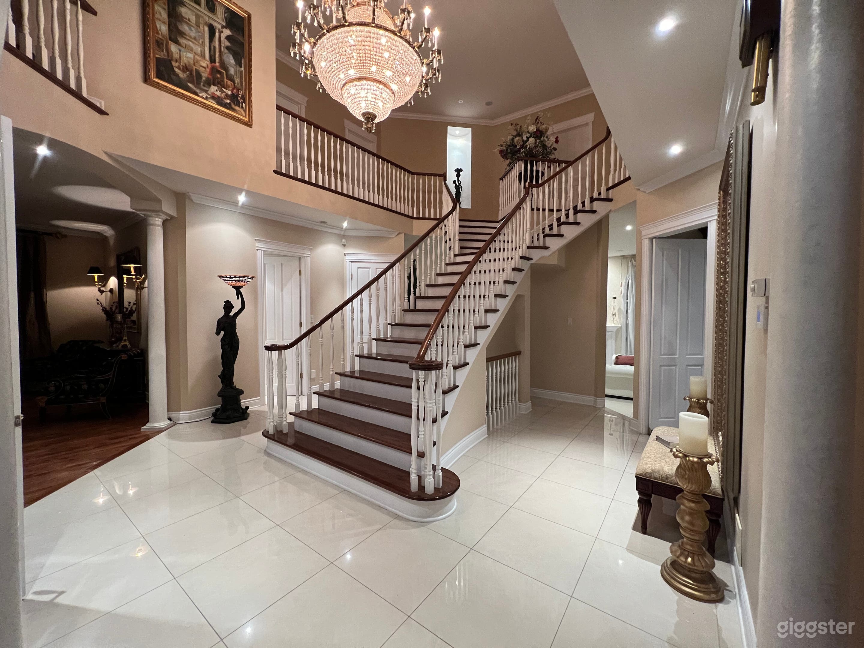 Beautifully decorated with big windows &amp; staircase Photo 2