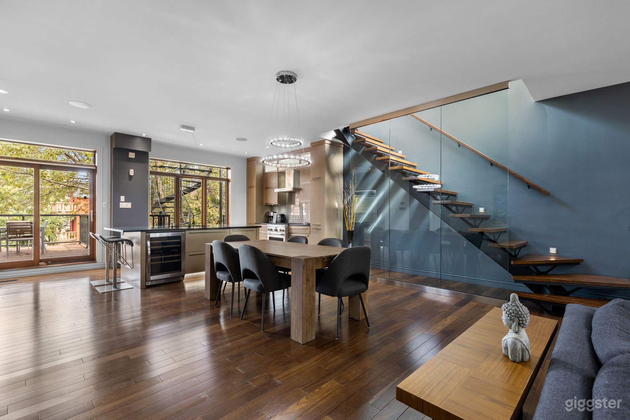 Luxurious Old Port Montreal Apartment Photo 1