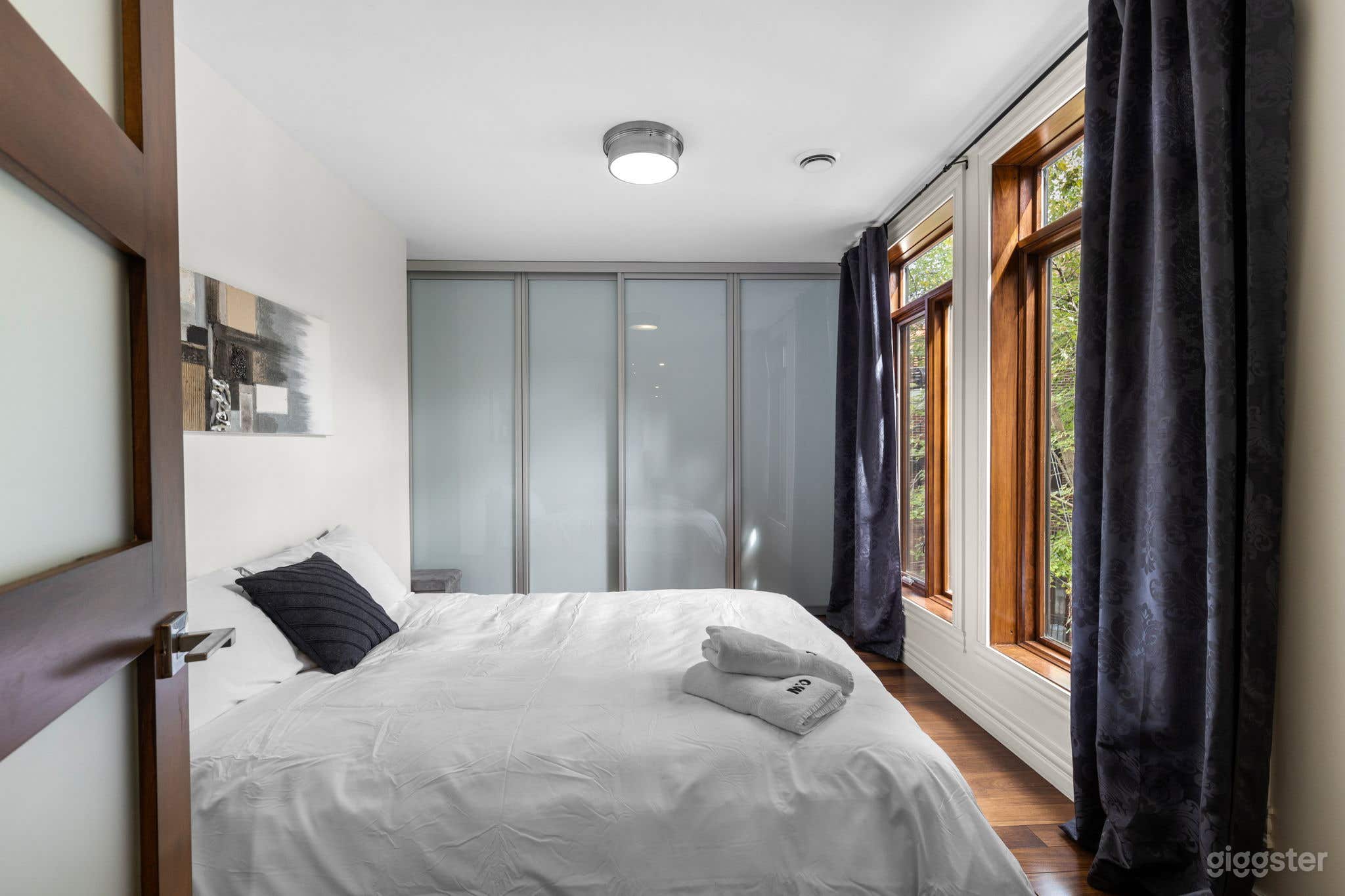 Luxurious Old Port Montreal Apartment Photo 3