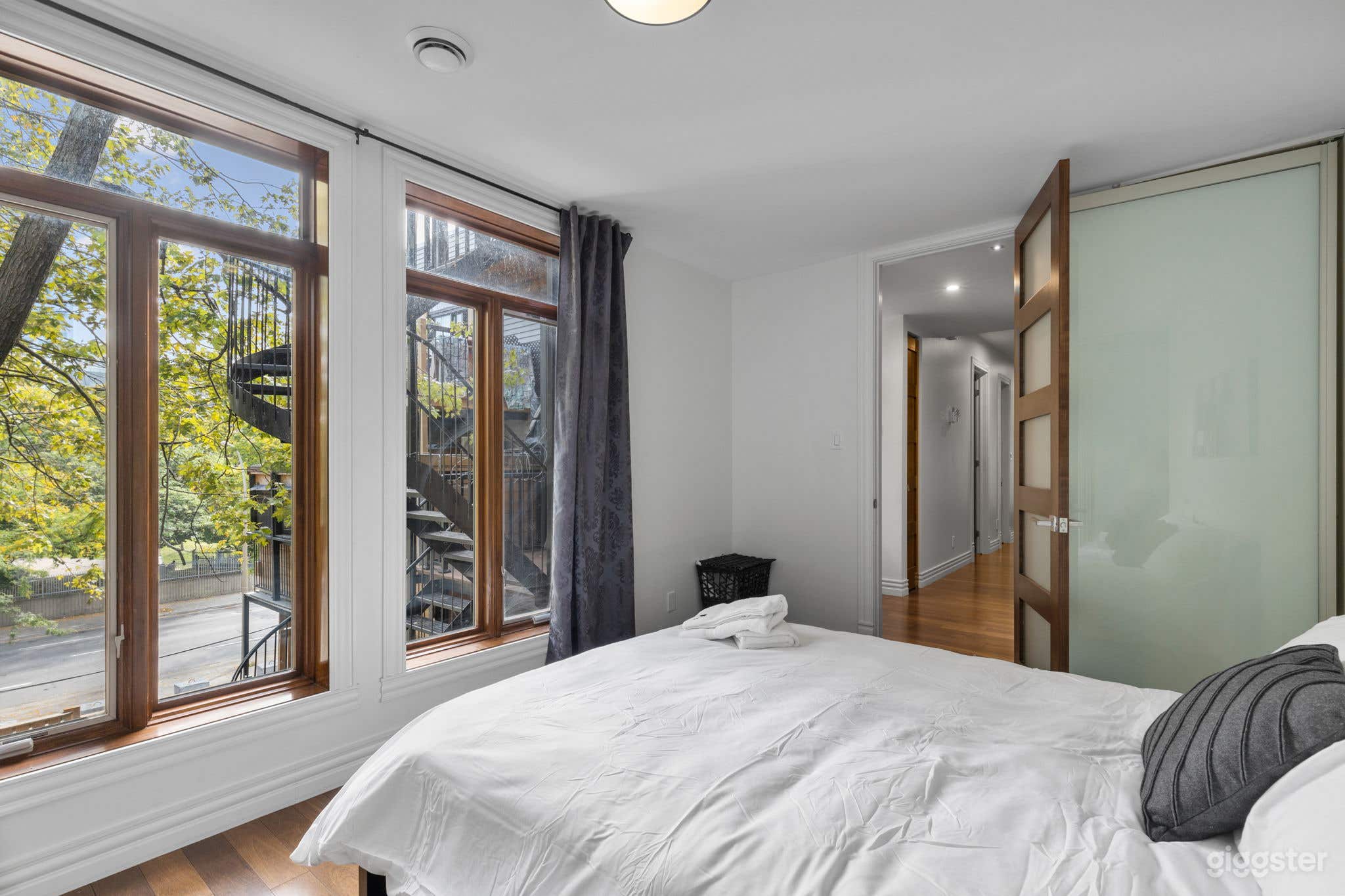 Luxurious Old Port Montreal Apartment Photo 4