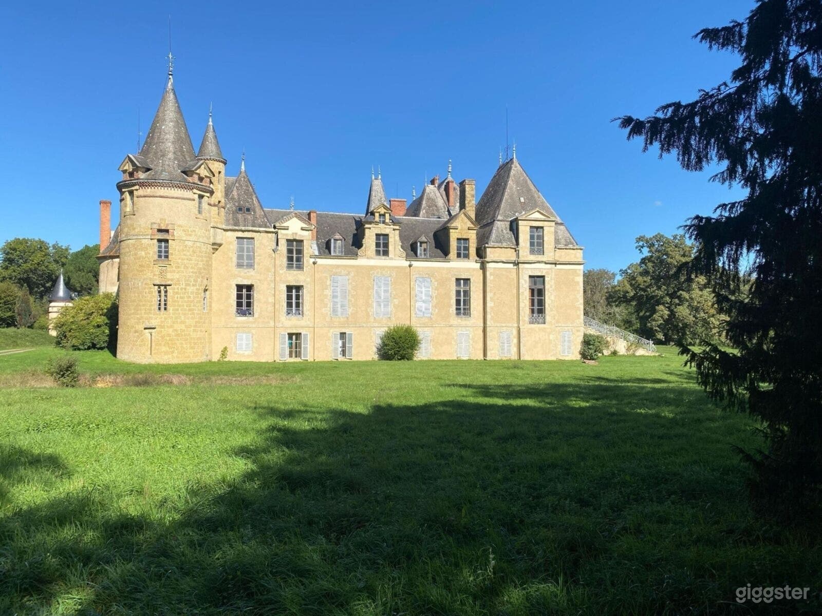 Château Garden Backyard with Castle Views Photo 4