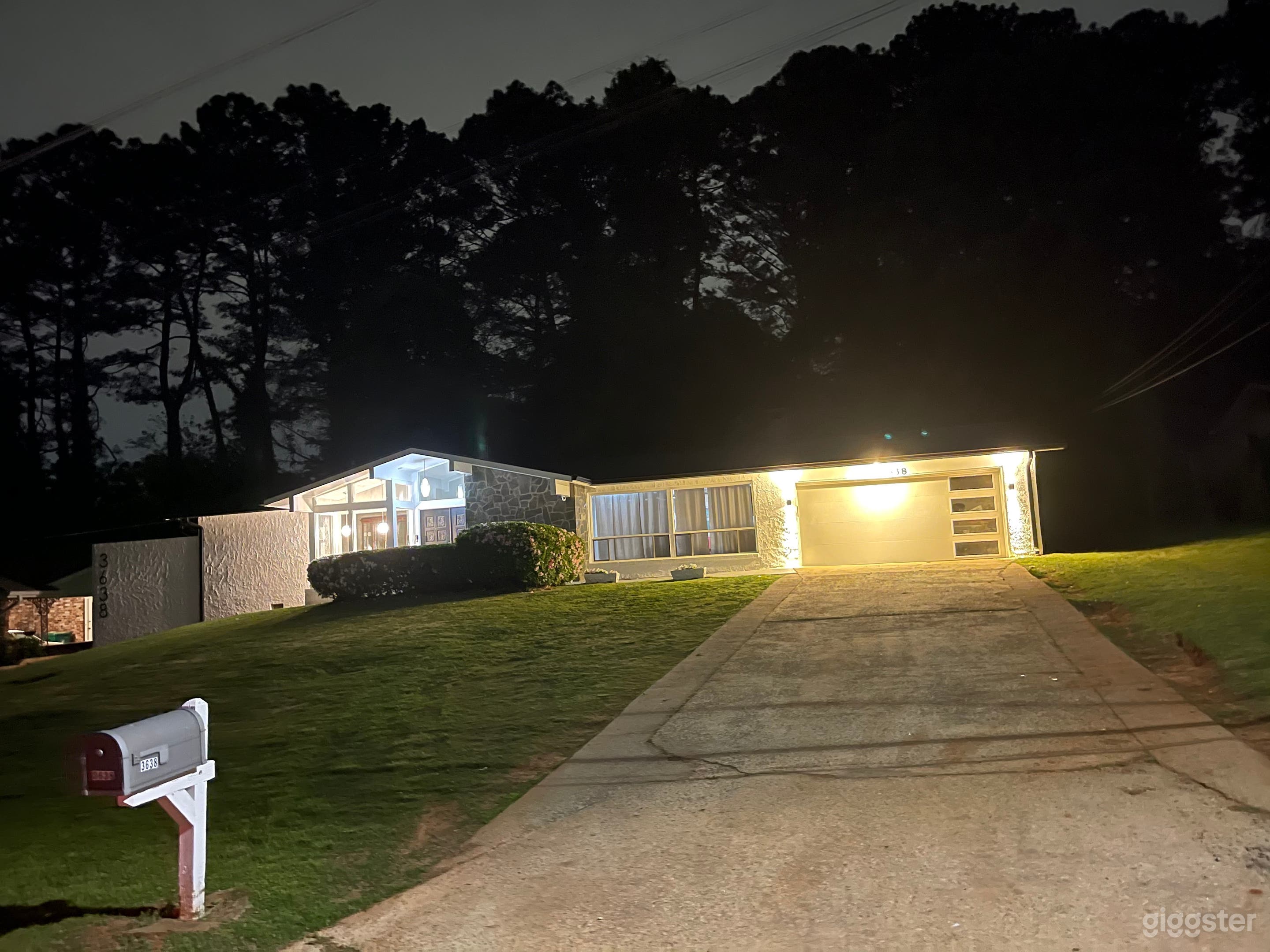 1964 Built Modern Renovated White House Photo 3