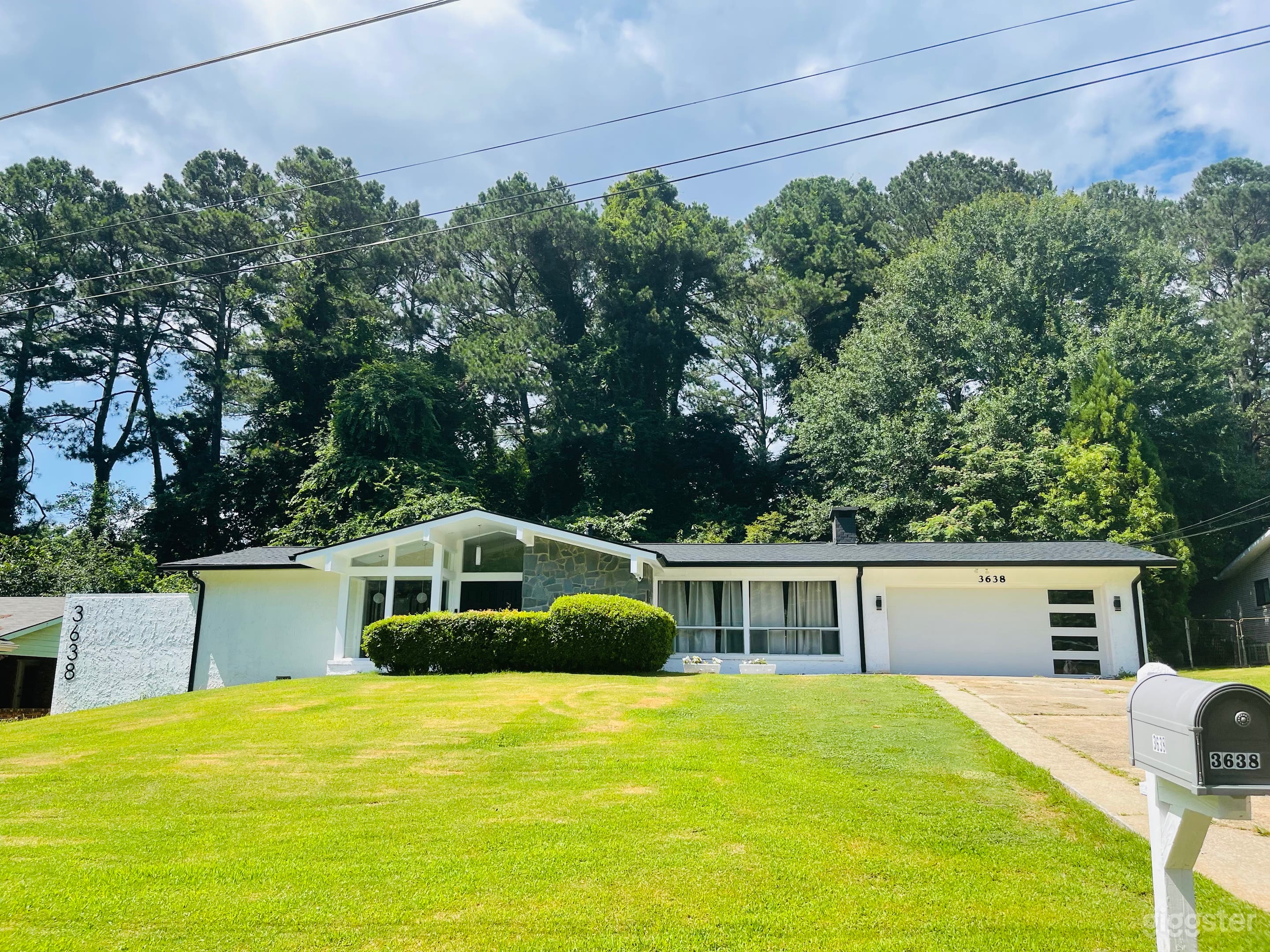 1964 Built Modern Renovated White House Photo 1