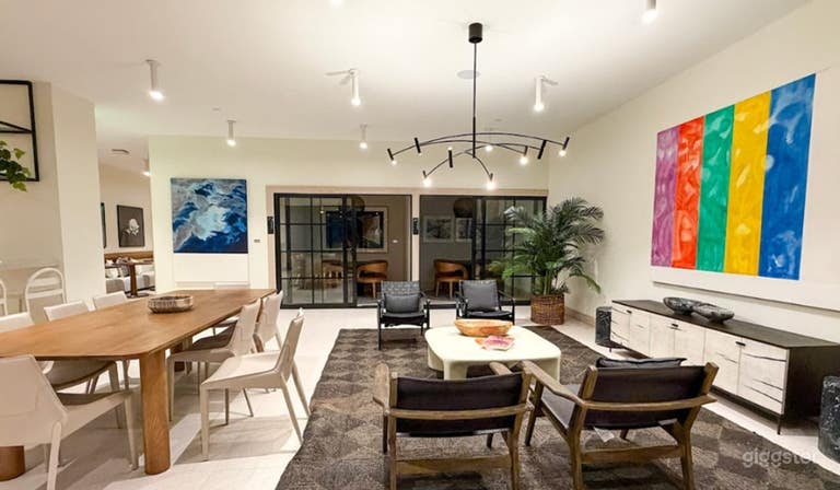  City Skyline Views & Rooftop Pool 