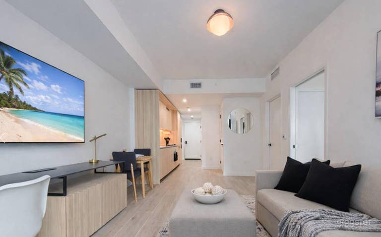  City Skyline Views & Rooftop Pool 