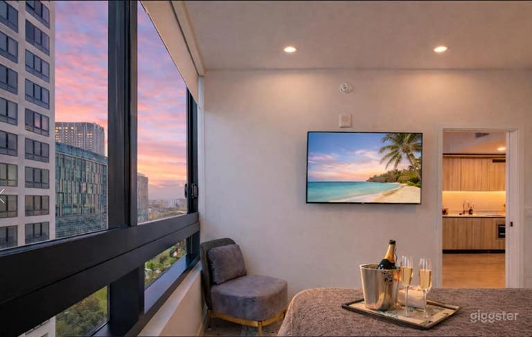  City Skyline Views & Rooftop Pool 