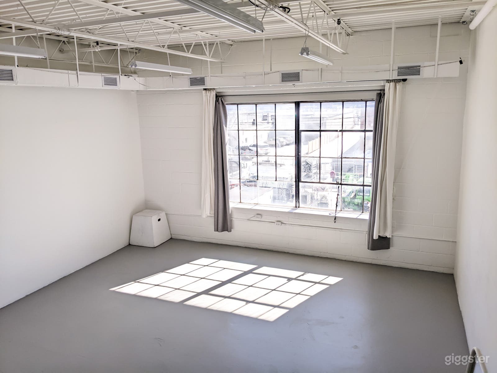 Daylight Studio
Bright+Clean+Affordable
